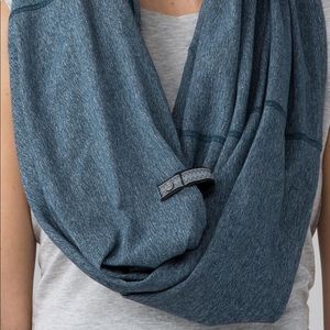 Lululemon VINYASA SCARF *RULU
COLOUR: HEATHERED ALBERTA LAKE